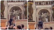 Impactantes imágenes de un hombre que orinó en plena misa en el Vaticano