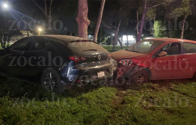 Par de autos terminan en camellón de Paseo de la Reforma tras choque; no hay lesionados
