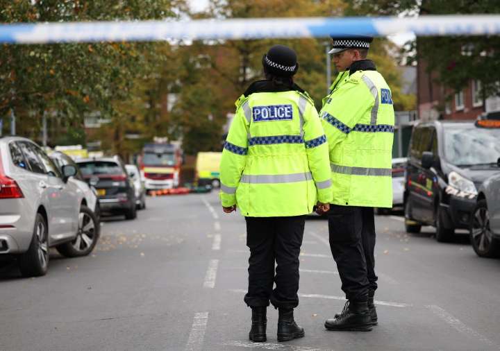 Hay al menos dos muertos: sujeto atropelló y apuñaló a varias personas en una sinagoga en Manchester
