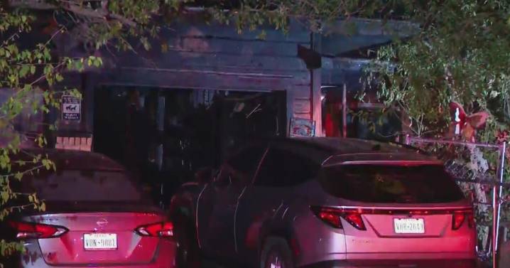 1 person dead, 1 in critical condition after Fort Worth house fire