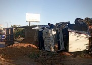 Camión se vuelca con todo y tierra, derriba árboles y un poste en el Bulevar Casa Blanca
