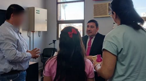 Lourdes, una niña de 8 años, recibió un DNI simbólico con el apellido de sus nuevos padres