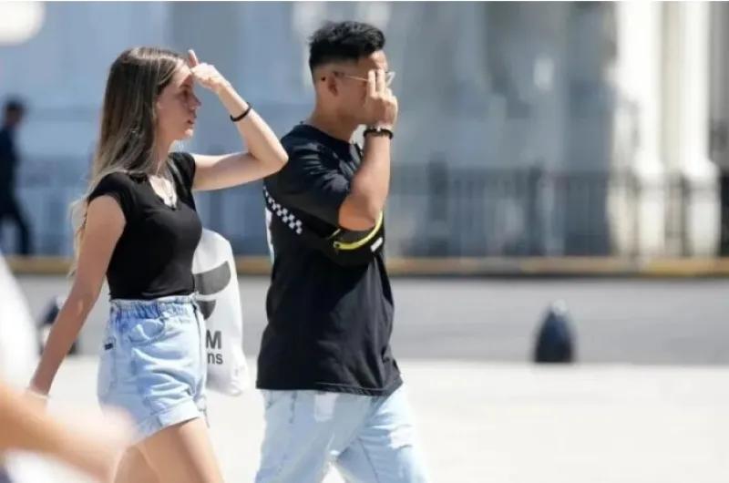 El calor persiste en Santiago: máxima de 37°C y fuertes vientos a la noche