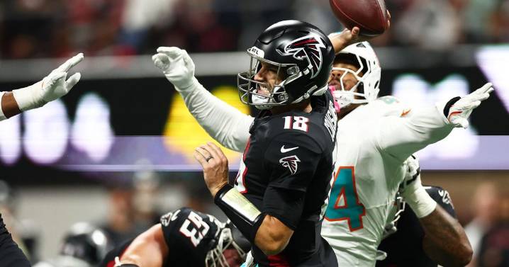 Kirk Cousins leads a brutal performance by the Falcons' offense in his first start of the season