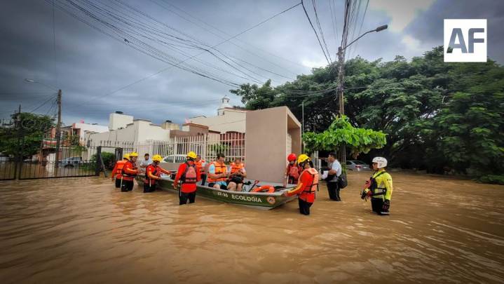 Continúan labores de auxilio y evaluación por inundaciones en Puerto Vallarta