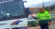 SJL: policía rompe luna de cúster y agrede a conductor durante paro de transportistas 