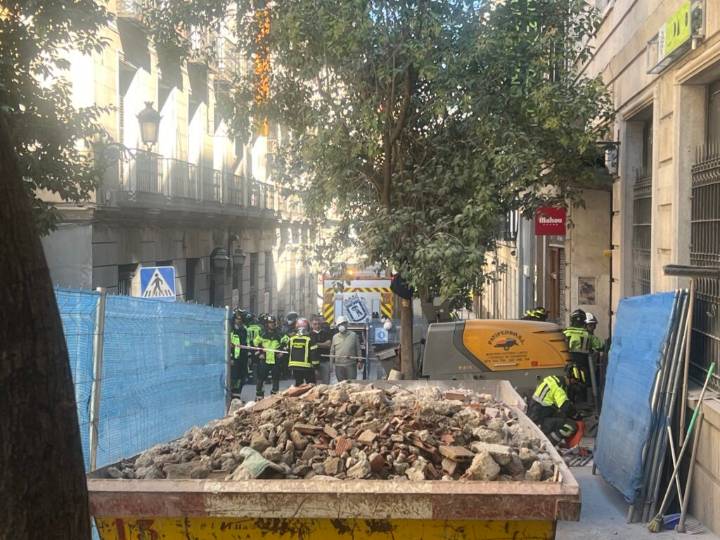 Caos en el centro de Madrid por el derrumbe parcial de un edificio en obras