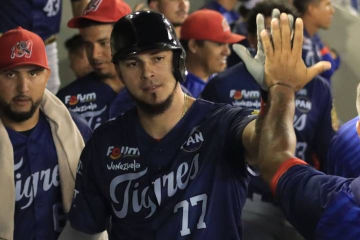Alberth Martínez batea 2 jonrones y le aplica la Ley del Ex al Magallanes [+VIDEOS]