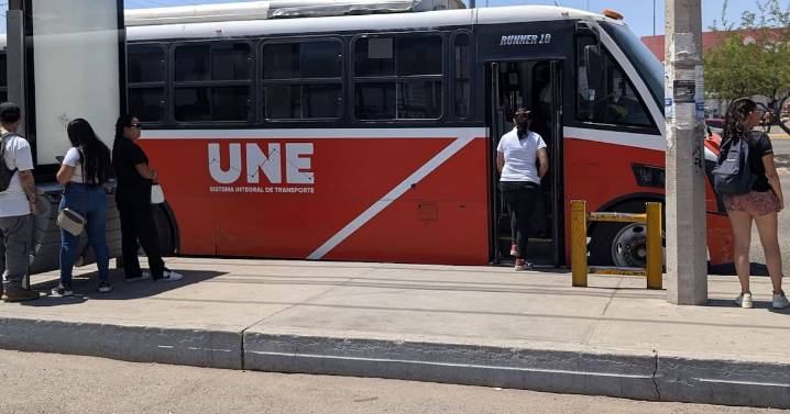 Lluvias complican espera en paradas del transporte urbano de Hermosillo