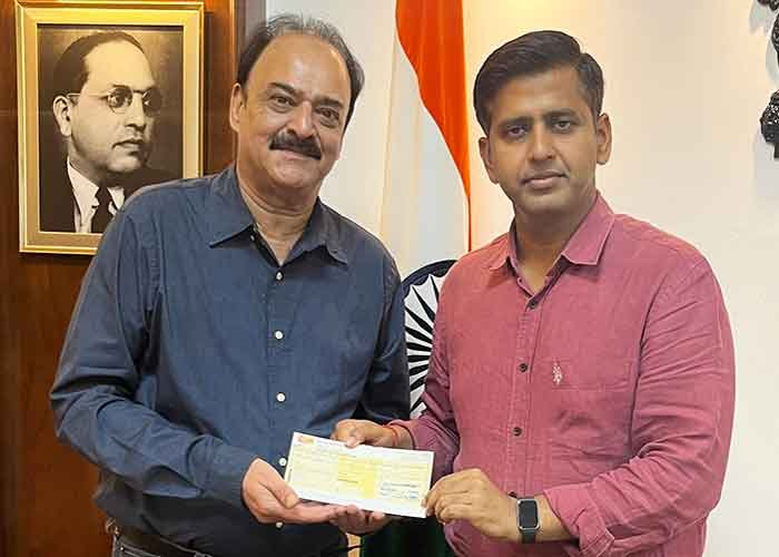 Jalandhar Gymkhana Club Presents Rs 11 Lakh Cheque To DC For Assistance To Flood Victims
