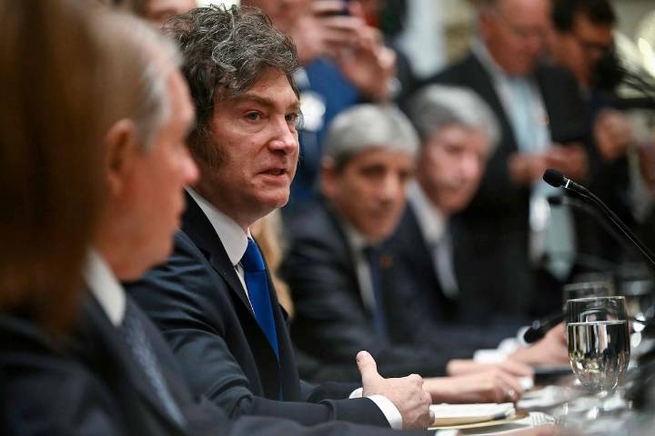 Además, le dio un regalo a su par de EE.UU. Qué dijo Javier Milei en la reunión con Donald Trump en la Casa Blanca