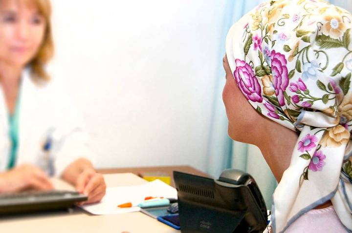 Page destaca que el programa de detección precoz del cáncer de mama «salva vidas»