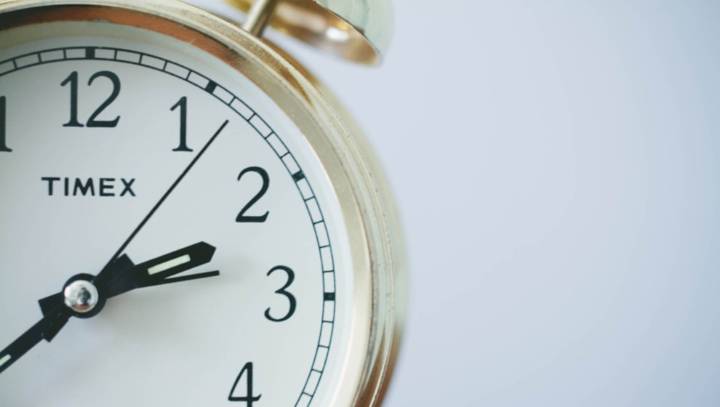 Recuerda atrasar el reloj esta noche: llega el horario de invierno