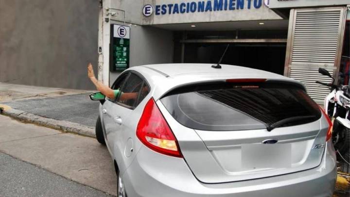 ¿Guiño o balizas?: el error más común al entrar a una cochera