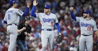 Snell brilla y el bullpen de Dodgers frena remontada de Filis para ganar 4
