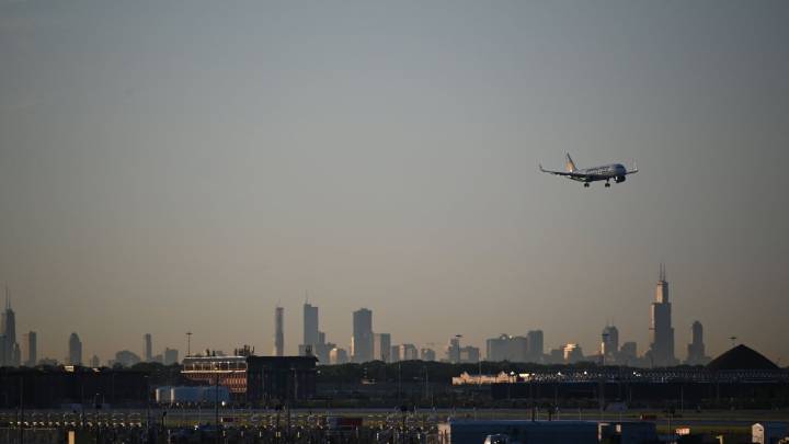 2 teens stabbed with fork on flight to Germany, man arrested in Boston: Feds