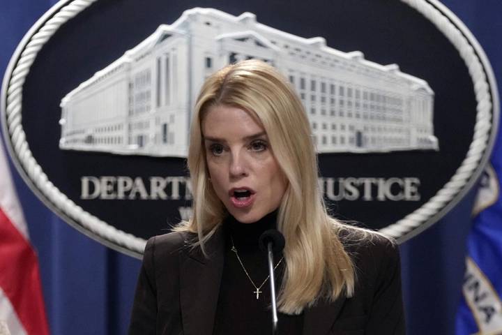 Pam Bondi, fiscal general, critica propuesta demócrata de activar un rastreador alertando sobre ICE