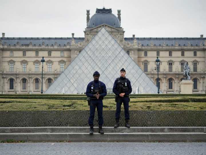 Paris' Louvre Museum closes following morning jewelry heist