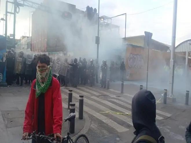 Marcha por el 2 de Octubre termina empañada por violencia en el Zócalo