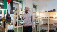 Antón, comerciante palestino de pesebres en Barcelona: “Mi familia vende figuras desde hace 100 años en Belén”