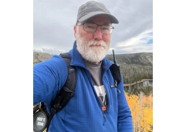 Le avisan que ganó el Nobel mientras estaba de vacaciones en la montaña