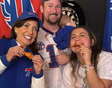 Gov. Hochul pours Guinness and samples buffalo wings at Murphy’s in Astoria