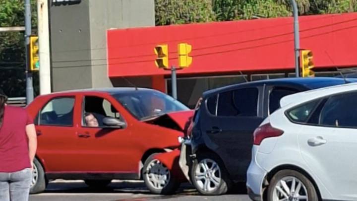 Colastiné: un auto chocó a otro detenido en el semáforo y tres personas resultaron heridas, entre ellas un bebé