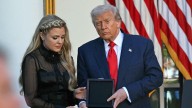 En un emotivo acto, Trump otorga póstumamente a Charlie Kirk la Medalla Presidencial de la Libertad