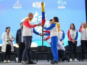 Delegaciones criollas fueron abanderadas