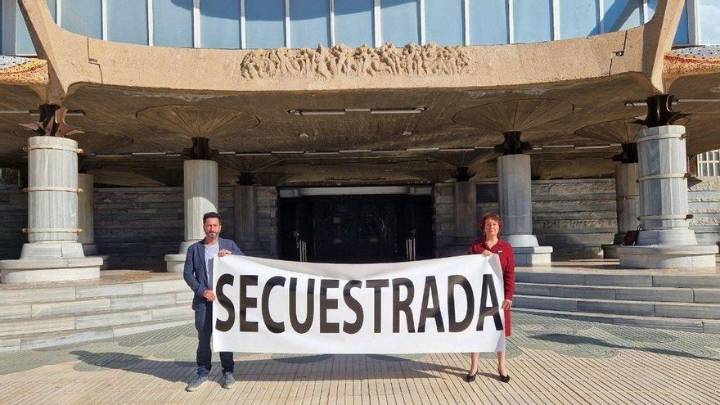 La izquierda se rebela contra el "secuestro" de la Asamblea