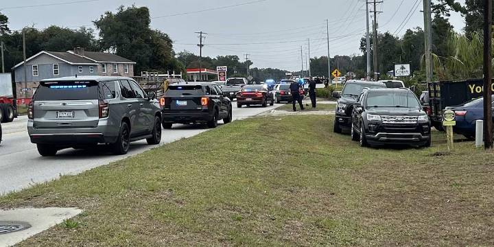 Charleston County deputies search for driver who ran after chase