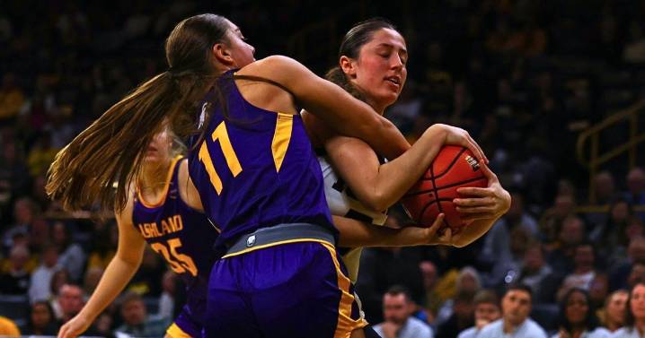 Recap & 3 Takeaways from Iowa’s exhibition win over Ashland: Who started for the Hawkeyes?