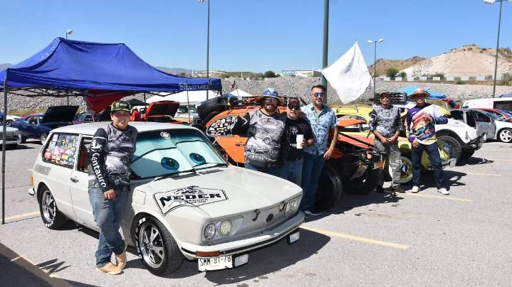 Realizan exhibición de autos a favor de comunidades serranas