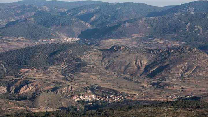 El pueblo entre cumbres de más de 1.800 metros ideal para visitar este otoño: con más de 100 fuentes