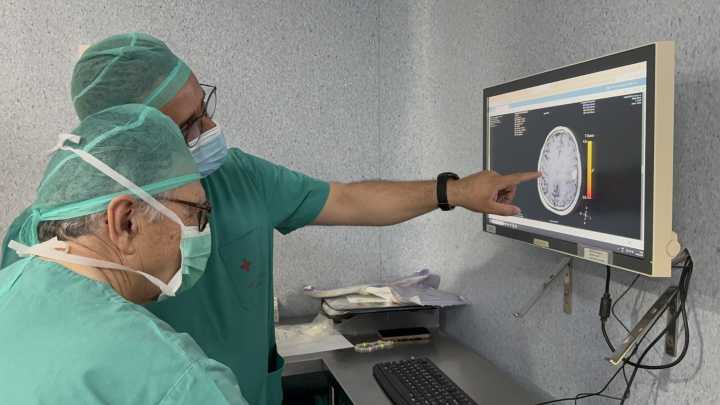 Córdoba estrena cirugía cerebral con paciente despierto en un hospital privado: “Tocar el piano me ayudó a salvar mi cerebro”