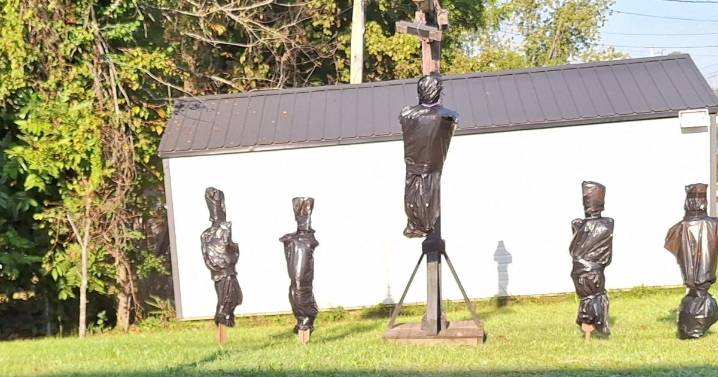 Kentucky man whose Halloween display allegedly depicted bodies of local officials arrested on terror charge