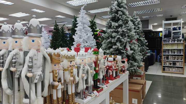 Tiendas navideñas cierran y opciones se reducen en Altos Mirandinos este 2025