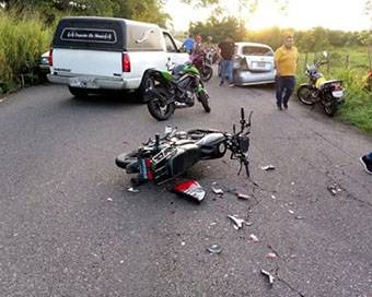 Muere motorizado al chocar contra vehículo en La Tendida