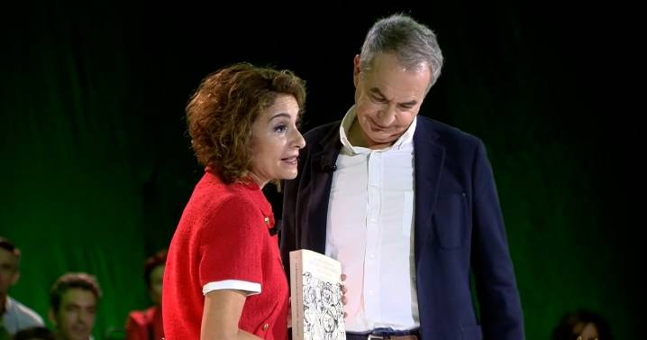 Un micrófono abierto pilla a Zapatero reconociendo que «ya no me da tiempo a comprar y leer tantos libros»