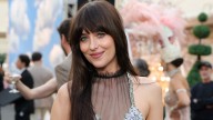 Dakota Johnson apuesta por las uñas almendra minimalistas, el manicure refinado que debes probar a los 40