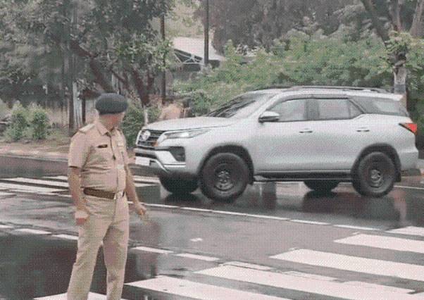 PM Modi travels to Kevadia by road from Vadodara due to bad weather