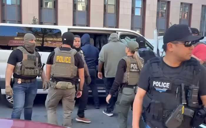 ICE arresta vendedores ambulantes en NYC y hubo enfrentamientos