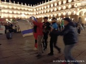 La Policía impide quemar una bandera de Israel con la esvástica