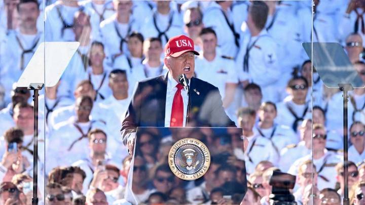 "Tendremos que empezar a mirar por tierra": Trump dice que realizarán operativos terrestres tras ataques a "narcobarcos"