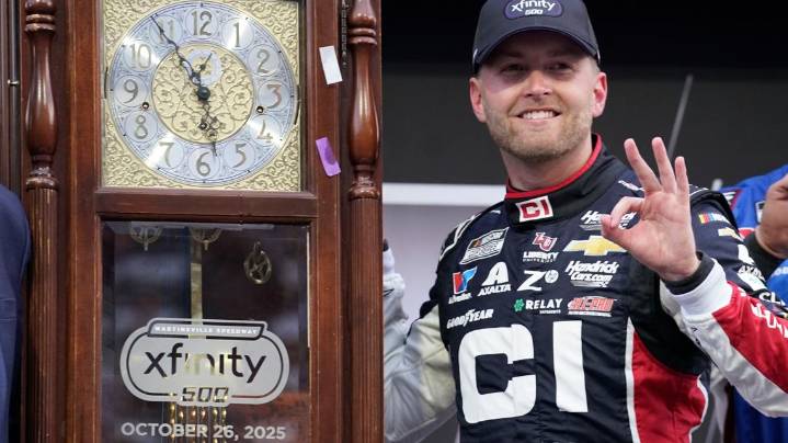 Byron outduels Blaney for victory at Martinsville and NASCAR Championship 4 berth