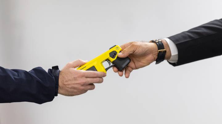 "No causa muertes": lo que dice la Policía sobre el uso del "taser"