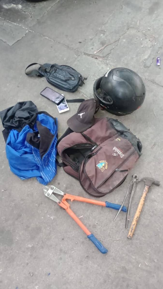 Robaron y se escaparon en moto por la Arístides, pero cayeron en la Quinta