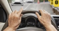 Licencia de conducir para mayores de 65 años: no podrán renovar el carnet si no cumplen este requisito 