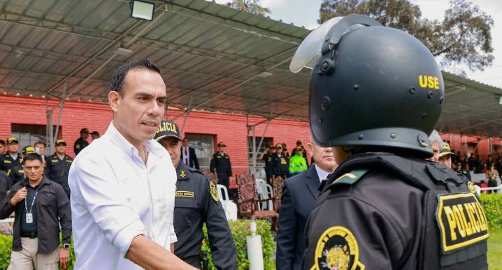 Gobierno otorga Medalla al Defensor de la Democracia a 823 policías, militares y miembros de comités de autodefensa