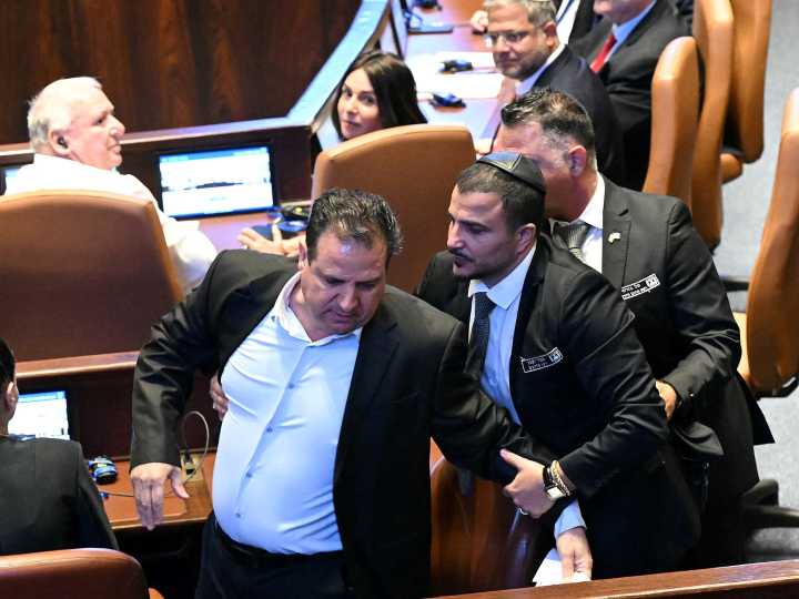 Incómodo momento de Trump en Israel: echaron a un parlamentario que interrumpió su discurso con gritos y un cartel en favor de Palestina
